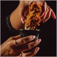 Onze huisgemaakte chicken tenders worden à la minute bereid en krokant gepaneerd. Vers gemaakt en perfect als snack of bijgerecht.<br>3 stuks