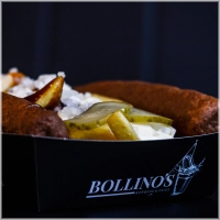 Waterfiets: 2 frikandellen en een flinke portie patat. Genoeg brandstof om elk denkbeeldig kanaal over te steken! 