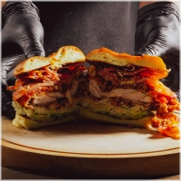 Krokante kipfilet, smokey BBQ saus, verse huisgemaakte koolsalade, dun gesneden tomaat en rode ui.<br>Alles wordt huisgemaakt door onze Chefs - &nbsp;van het kippetje tot aan de BBQ saus!