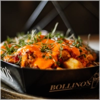 Knapperige verse friet met Bollino's Sriracha chicken met huisgemaakte Sriracha mayonaise en een topping van tuinkers<br>Tip: Nog lekkerder met gesmolten Cheddar of Bollino's huisgemaakte sambal