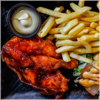 Halve huisgebraden spitkip met Huli Huli saus & verse patat.<br><br>Sappig, mals en vol van smaak! Onze langzaam gegaarde halve spitkip met een krokante huid en wordt overgoten met onze huisgemaakte Huli Huli saus. Een perfecte mix van zoete ananas, sojasaus, knoflook en gember. Geserveerd met knapperige, goudgele verse patat. Comfort food op z'n best!