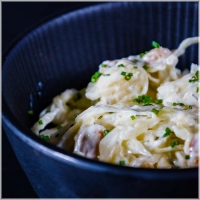 Een knapperige en frisse koolsalade, met liefde bereid volgens ons eigen recept. Vol van smaak en een perfecte balans tussen zoet en zuur - de ideale frisse bite voor bij jouw patatje of smashburger!