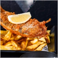 Lekkerbek Menu - Krokant van buiten en heerlijk mals van binnen! <br><br>Onze goudbruin gebakken lekkerbek is perfect op smaak en word geserveerd met knapperige, verse patat met frisse ravigottesaus. Een klassieke combinatie waar je van blijft genieten!