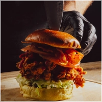 Lekker veel malse kip, verse dun gesneden tomaat en romige white sauce. Simpel, juicy en altijd goed. <br>Tip: Nog lekkerder met cheddar en bacon!