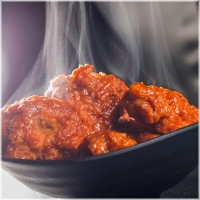 Classic hotwings 6 stuks overgoten met jouw favoriete plakkerige, zoete of pittige saus: <br><br>Keuze uit: Korean wings - BBQ fried chicken wings - Lemon pepper wings - Honey soya wings - 'Hellfire' wings.<br>'Hellfire' wings warning: Deze wings zijn alleen voor echte daredevils. Durf jij het aan?! 